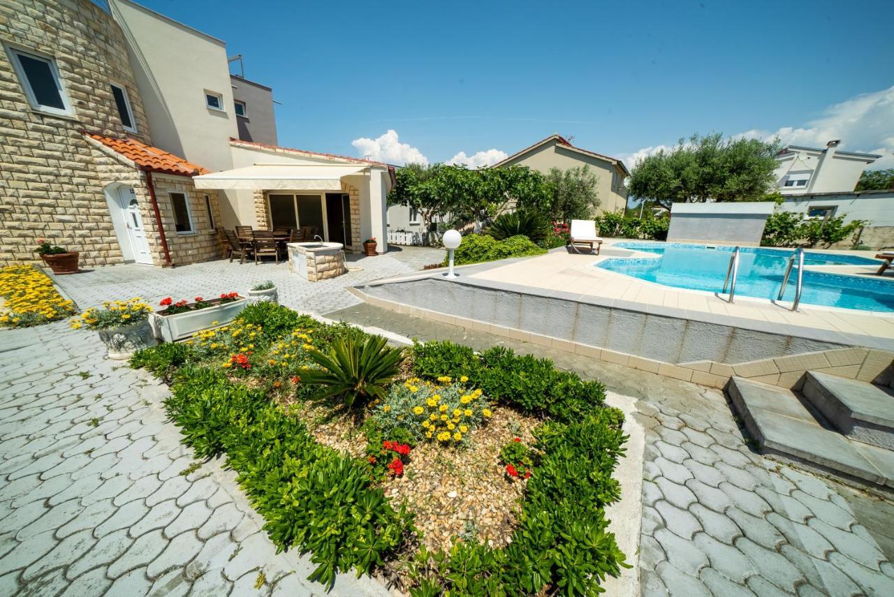 Villa Lulic Вир Екстериор снимка