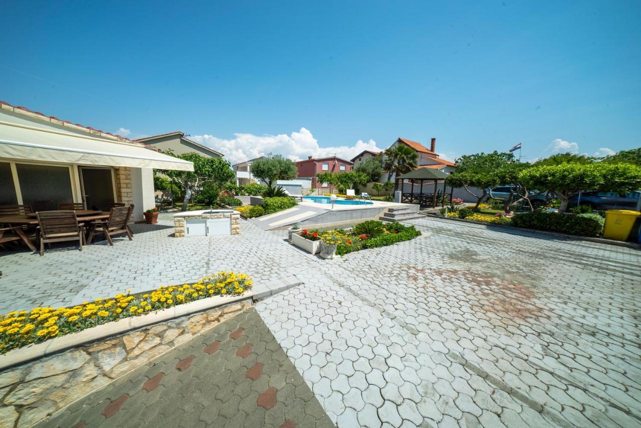 Villa Lulic Вир Екстериор снимка