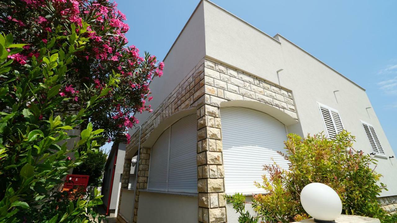 Villa Lulic Вир Екстериор снимка